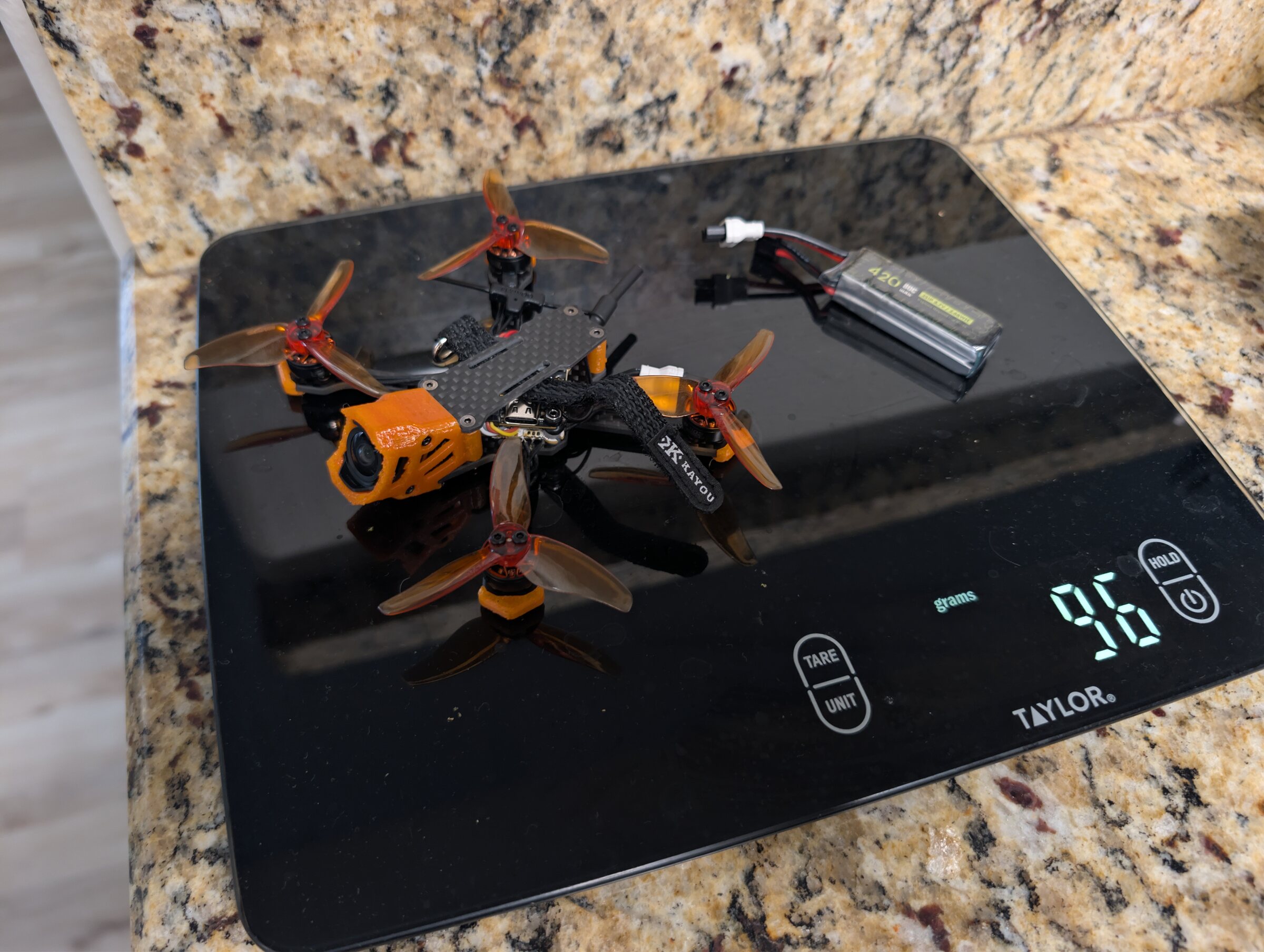 Low-mass FPV quadcopter